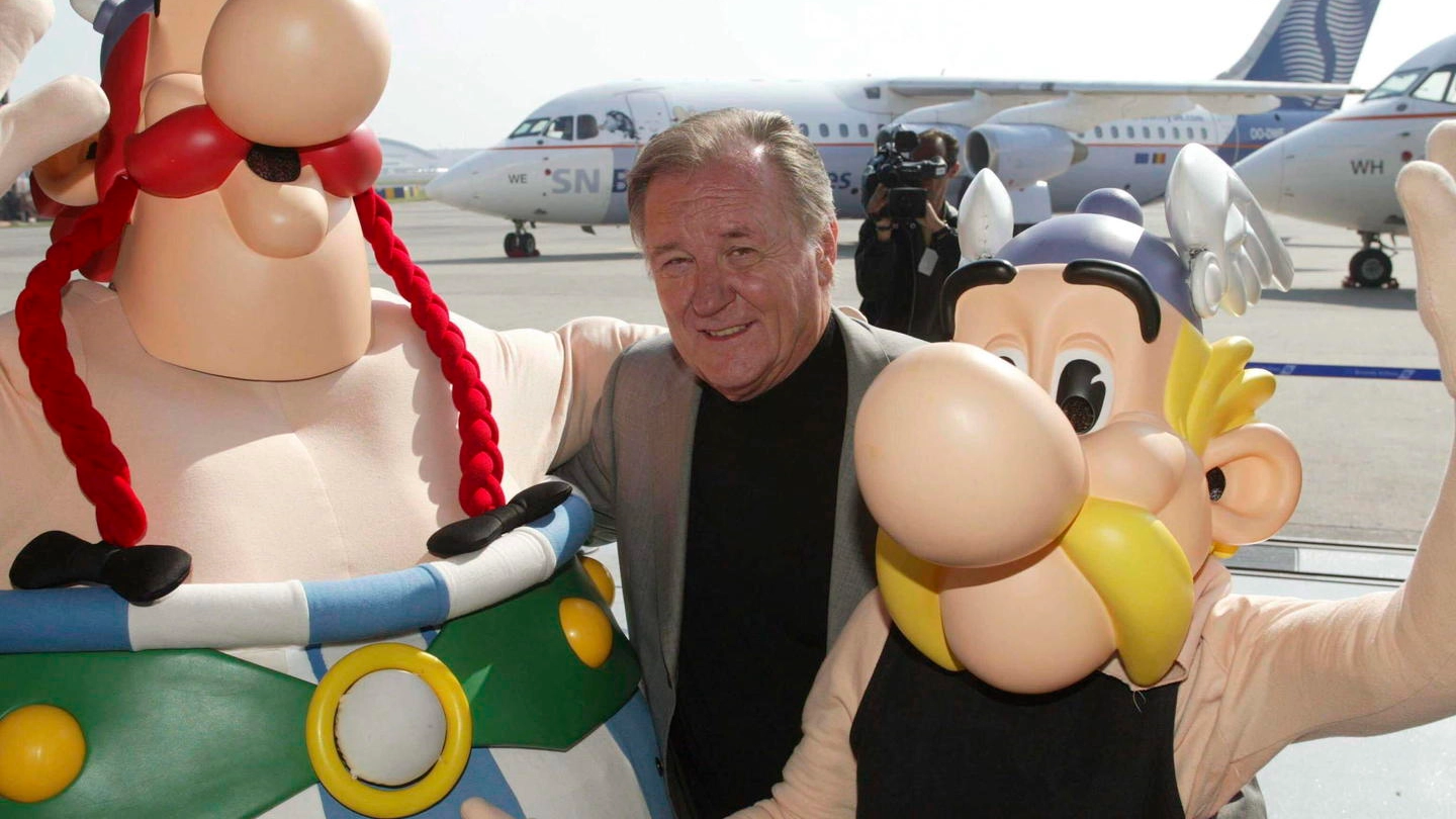 Albert Uderzo con i 'suoi' Asterix e Obelix (Ansa)