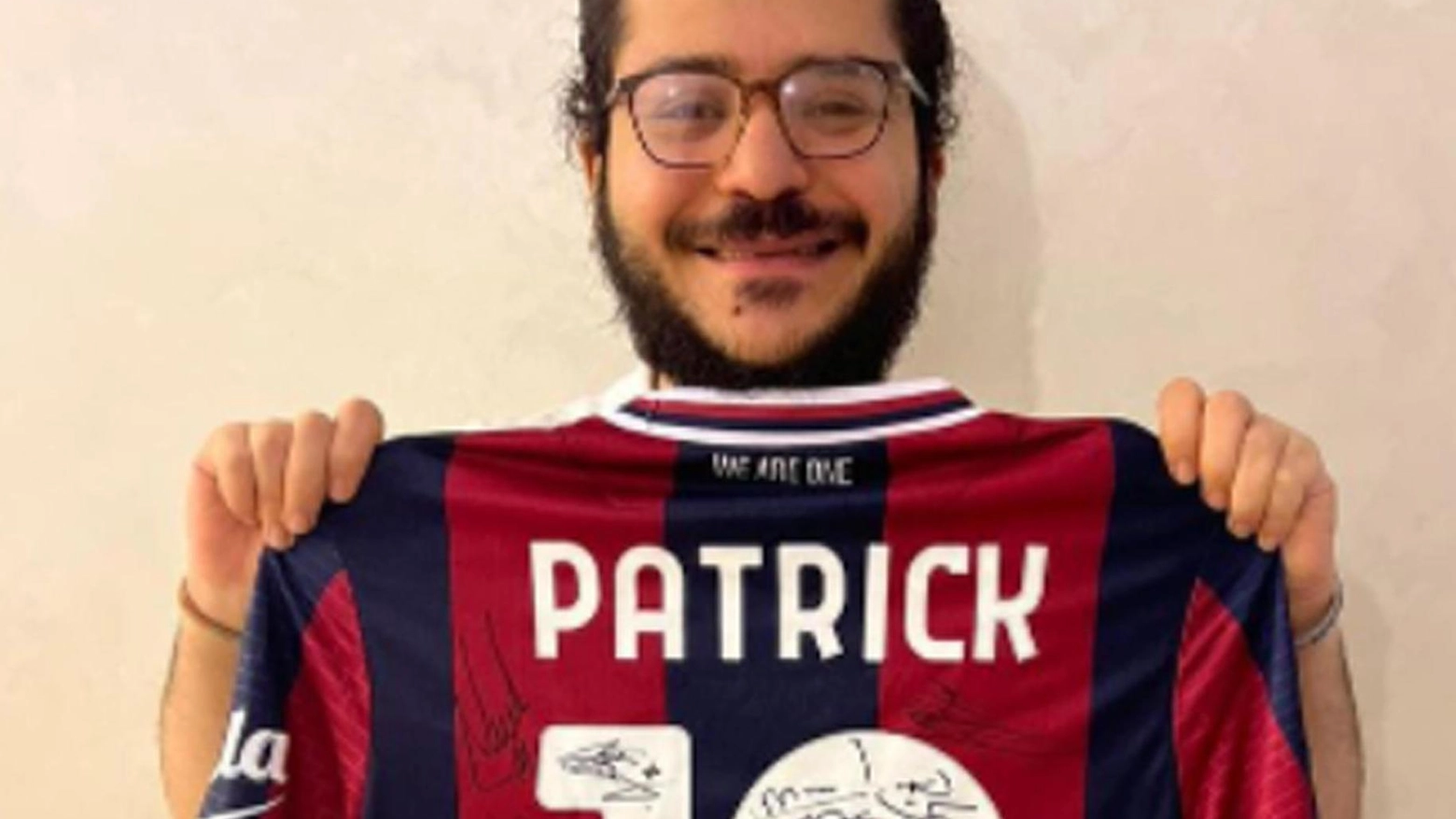 Patrick Zaki, 31 anni, subito dopo la scarcerazione con una maglia del Bologna