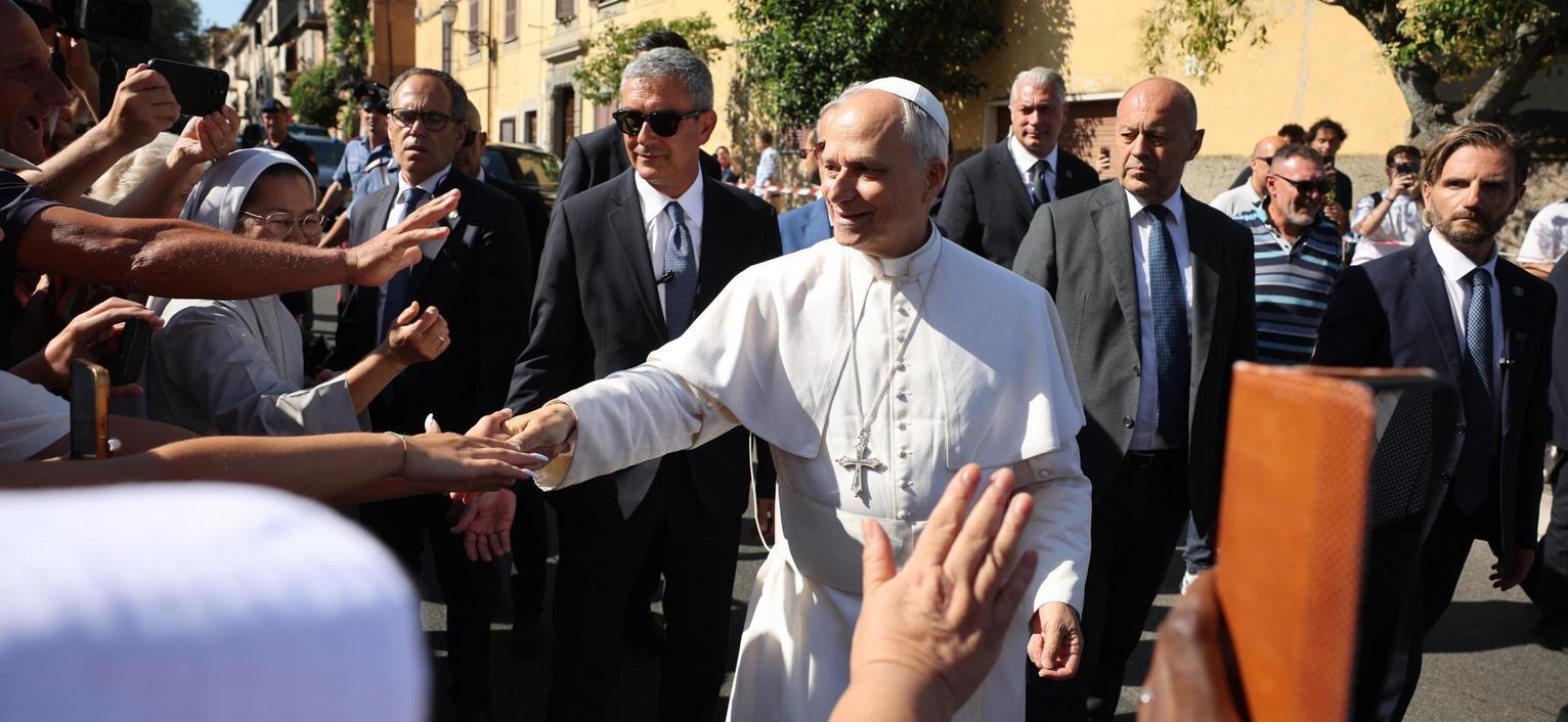 La ’restaurazione’ di Prevost . Leone a Castel Gandolfo. Ed è subito bagno di folla La ’restaurazione’ di Prevost . Leone a Castel Gandolfo. Ed è subito bagno di folla
