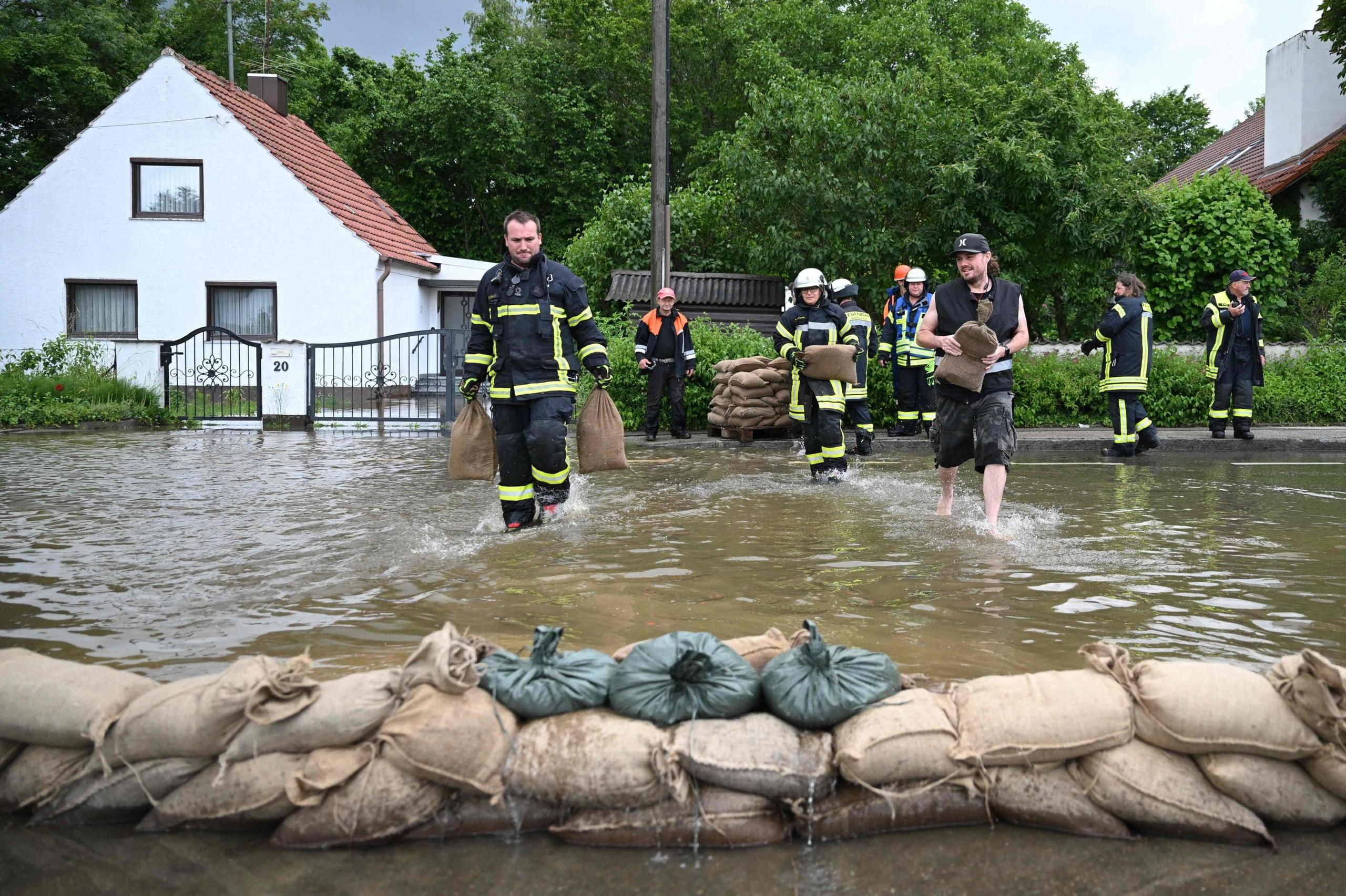 Germania: emergenza alluvioni. Baviera in ginocchio, morto un vigile del fuoco, centinaia di evacuati