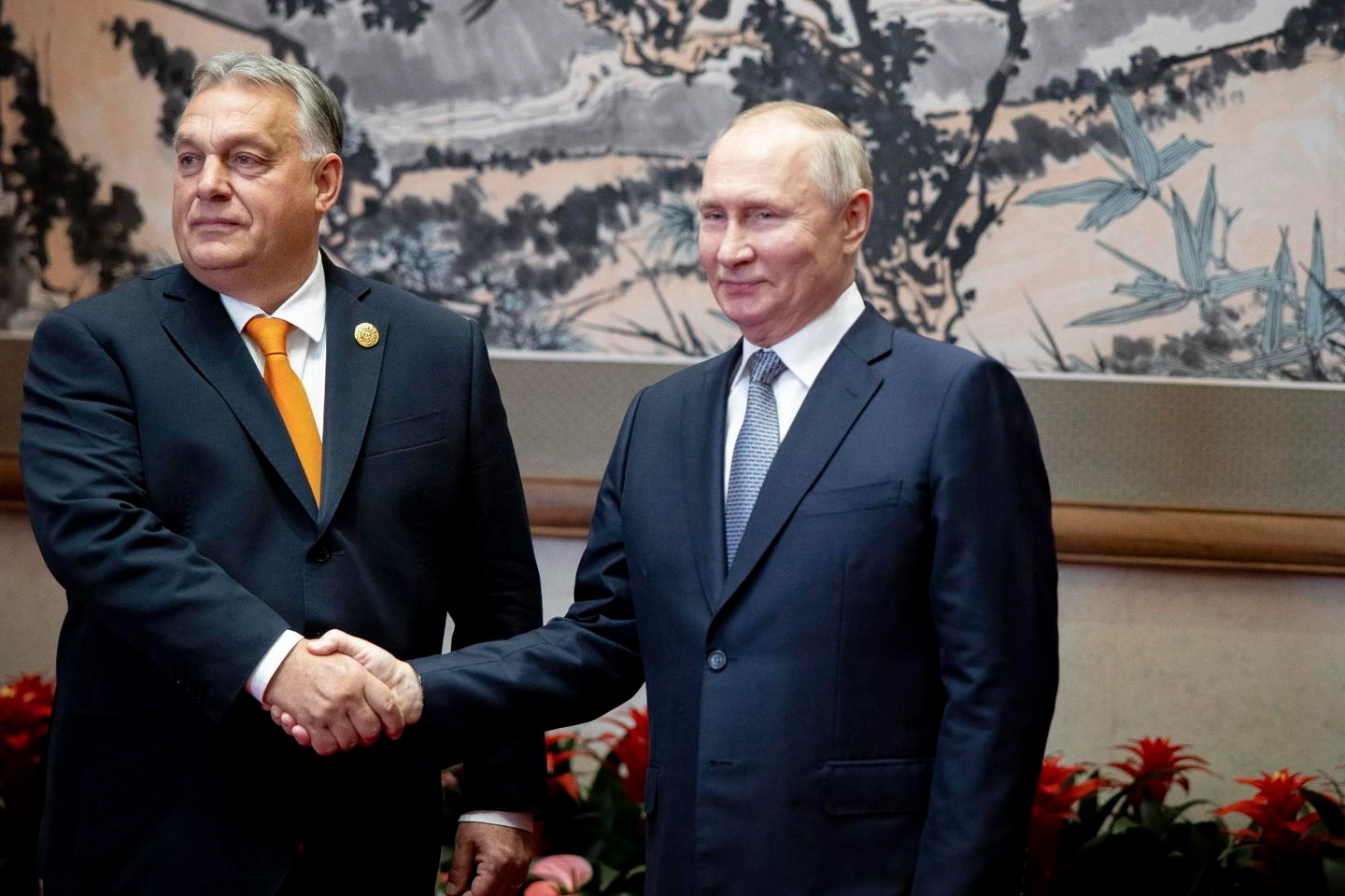 Viktor Orban stringe la mano a Vladimir Putin nel 2023