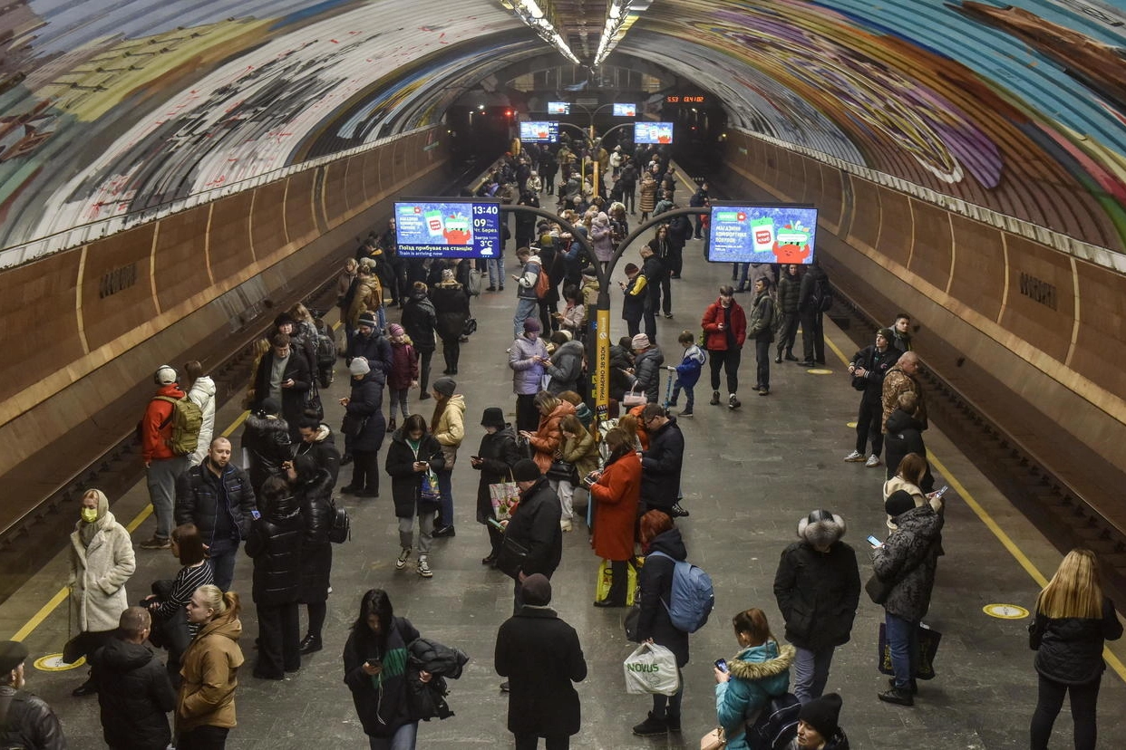 I cittadini di Kiev si rifugiano nella metropolitana