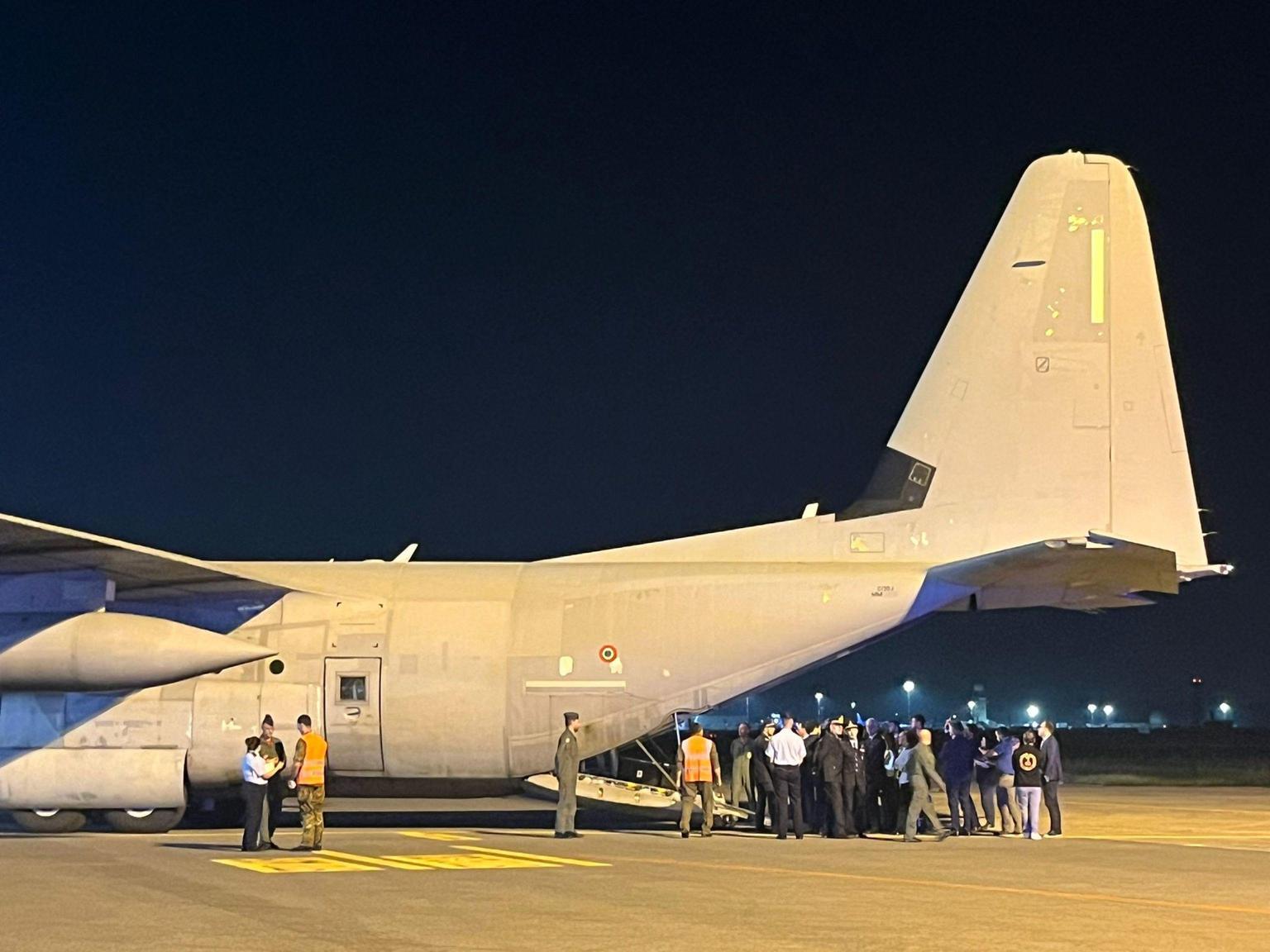 arrivati a linate 80 palestinesi 17 minori saranno curati in italia