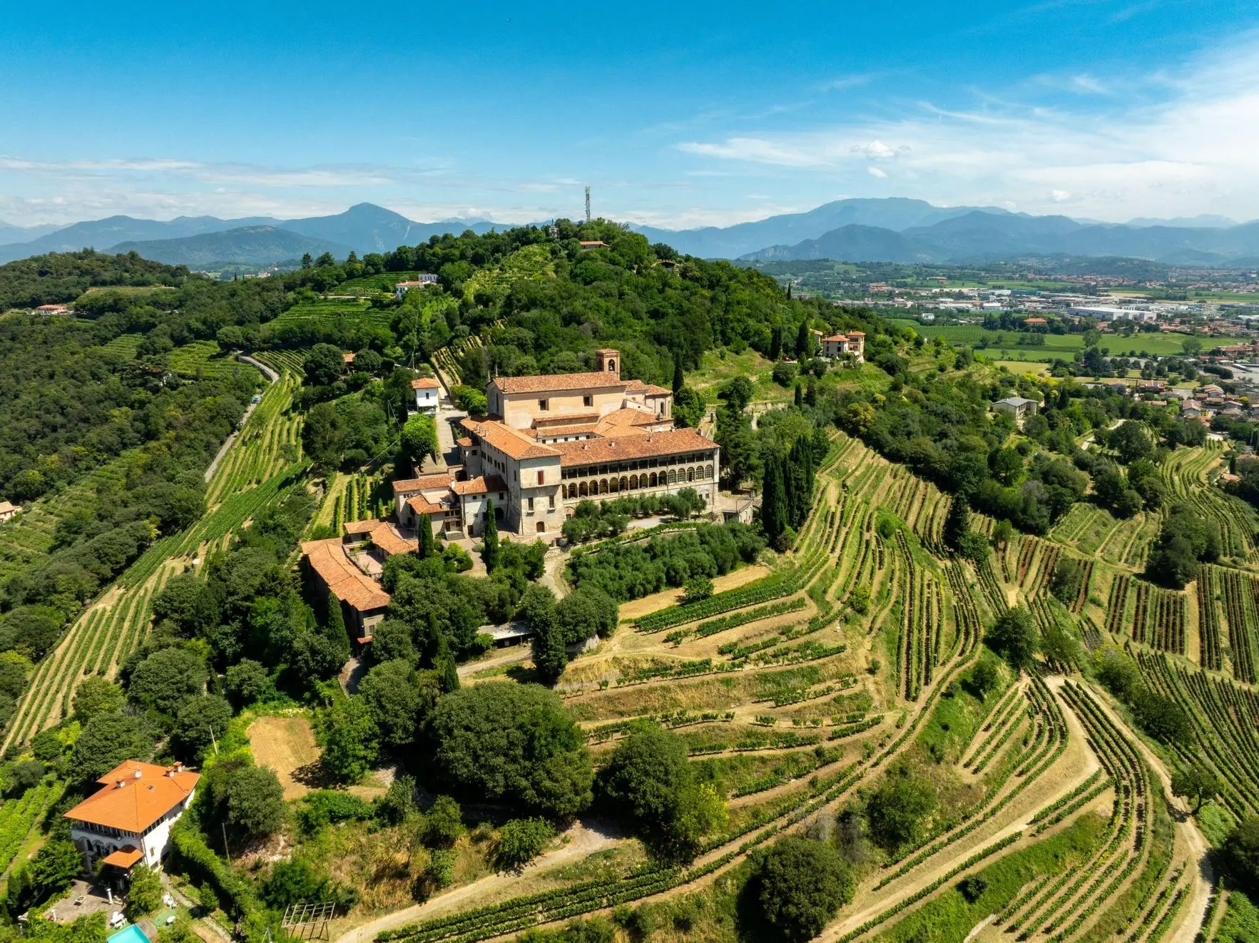 Alla scoperta di cantine e nettari d’uva eccellenti . Dal Monte Orfano a Erbusco un itinerario tra bollicine da degustare, storia e ospitalità