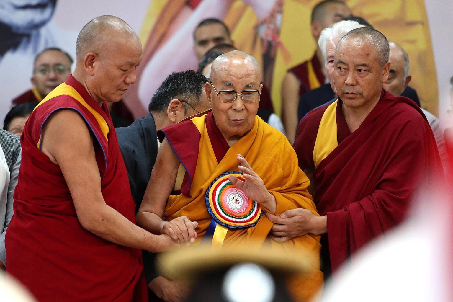 Dalai Lama festeggia i 90 anni definendosi Dalai Lama festeggia i 90 anni definendosi