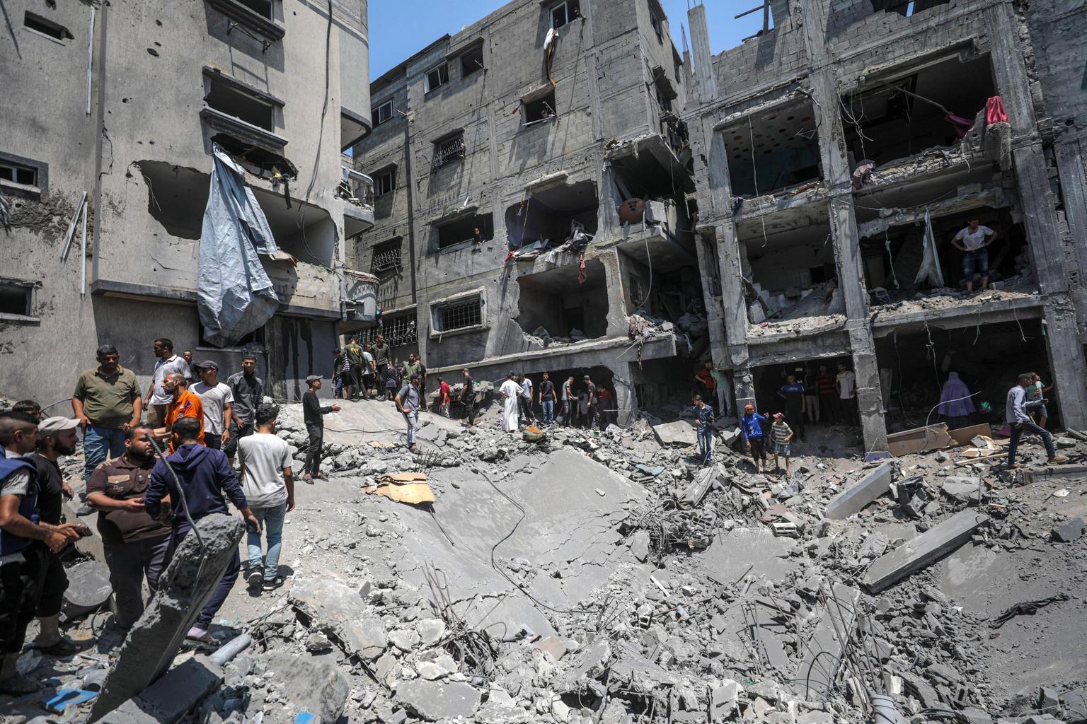 Attacchi israeliani sulla Striscia di Gaza: almeno 56 morti, inclusi bambini Attacchi israeliani sulla Striscia di Gaza: almeno 56 morti, inclusi bambini