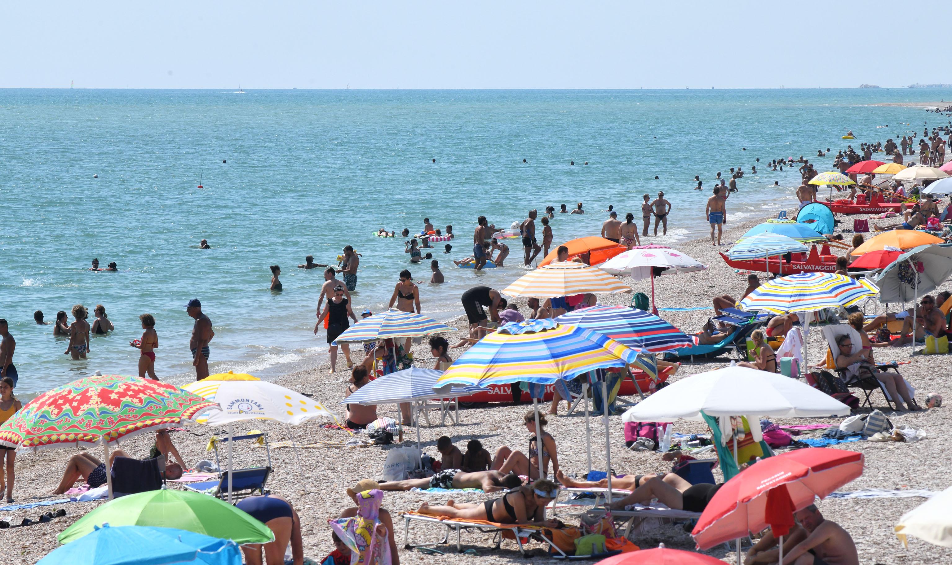 Stessa spiaggia, caro mare. Ombrelloni e lettini: aumentano i prezzi. Concessioni prorogate fino al 2027 Stessa spiaggia, caro mare. Ombrelloni e lettini: aumentano i prezzi. Concessioni prorogate fino al 2027