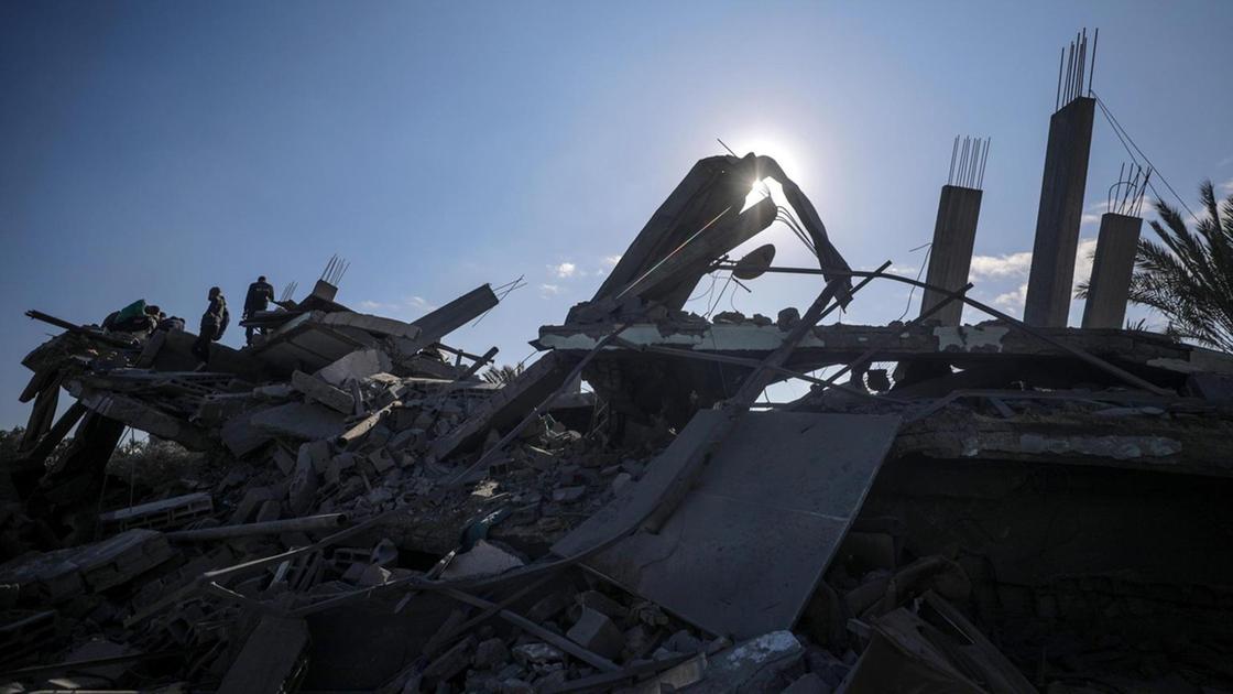Gaza, media: 10 morti in un bombardamento di Israele su Zawaida