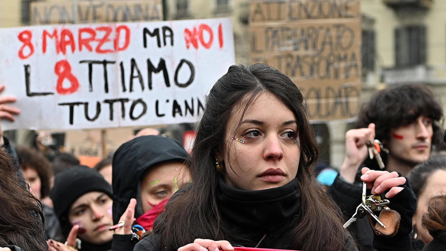 In occasione dell’8 marzo il presidente ricorda le vittime di femminicidio Lo sciopero transfemminista ferma l’Italia. Contestati Beppe Grillo e il figlio