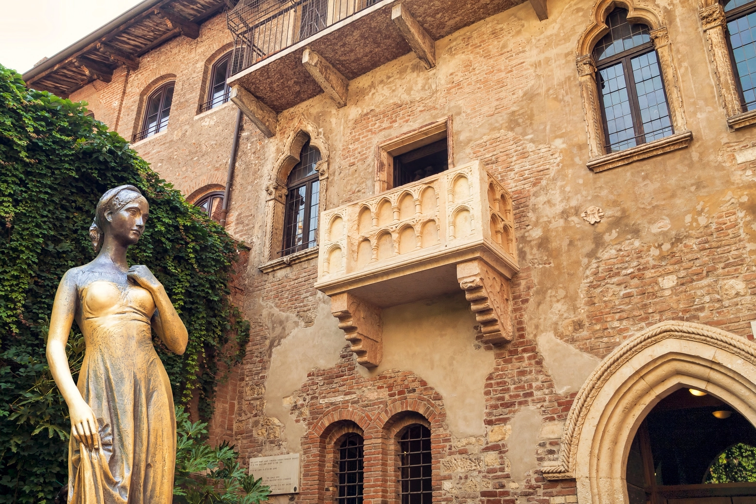 La statua di Giulietta e il suggestivo balcone da cui parlava con Romeo a Verona