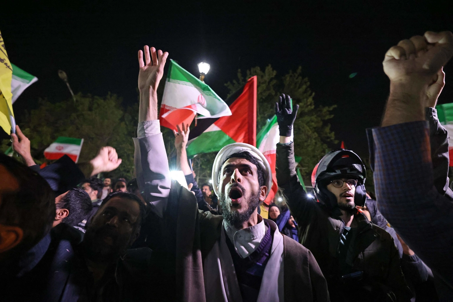 Teheran, i manifestanti sventolano le bandiere dell’Iran e della Palestina