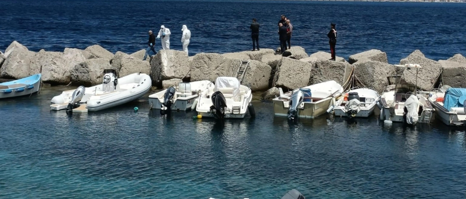 La piccola era avvolta in sacchetto di plastica, abbandonata sulla scogliera, non lontano dagli imbarchi per Messina