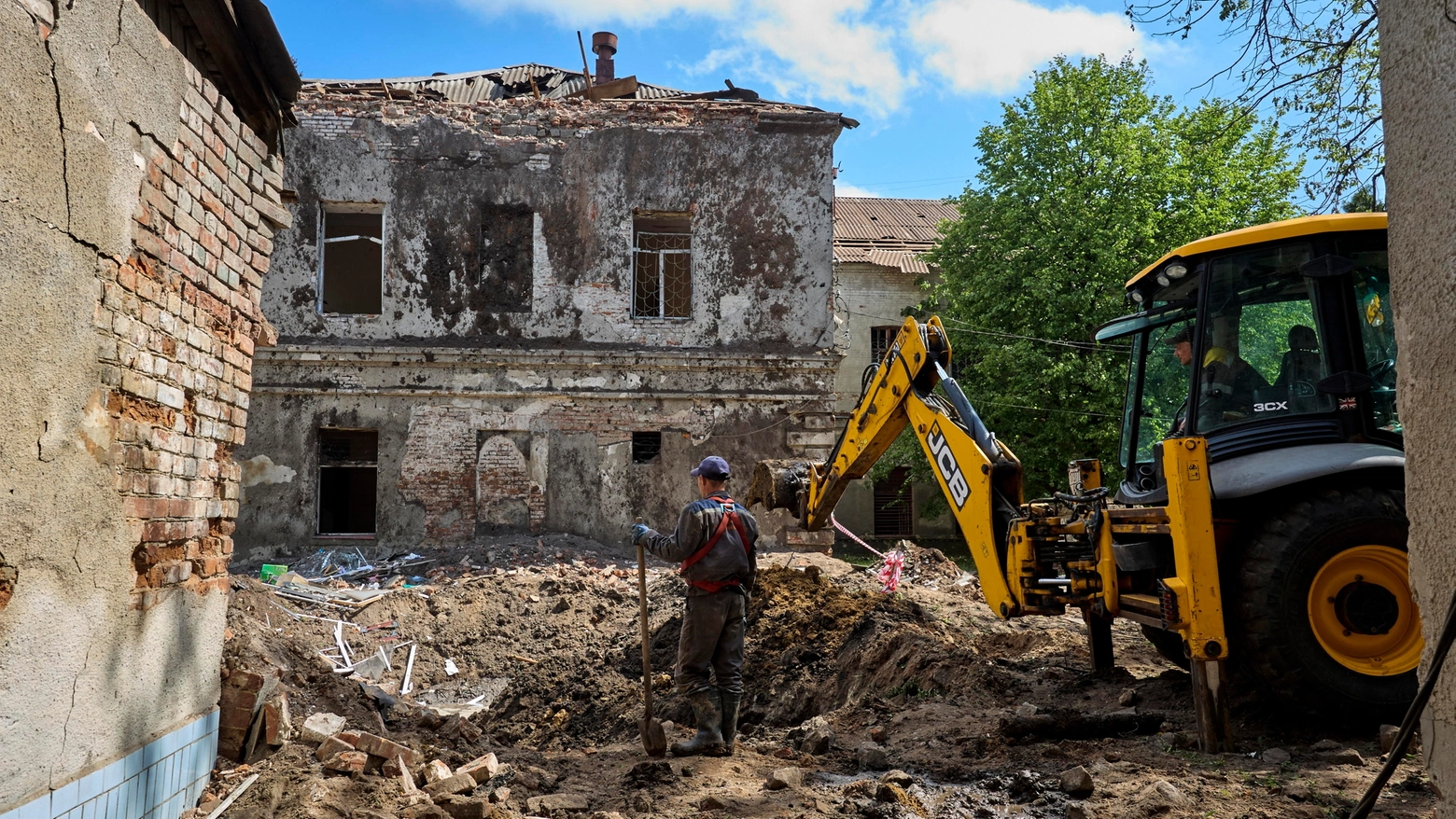 L'ospedale psichiatrico di Kharkiv dopo il bombardamento russo (Ansa)