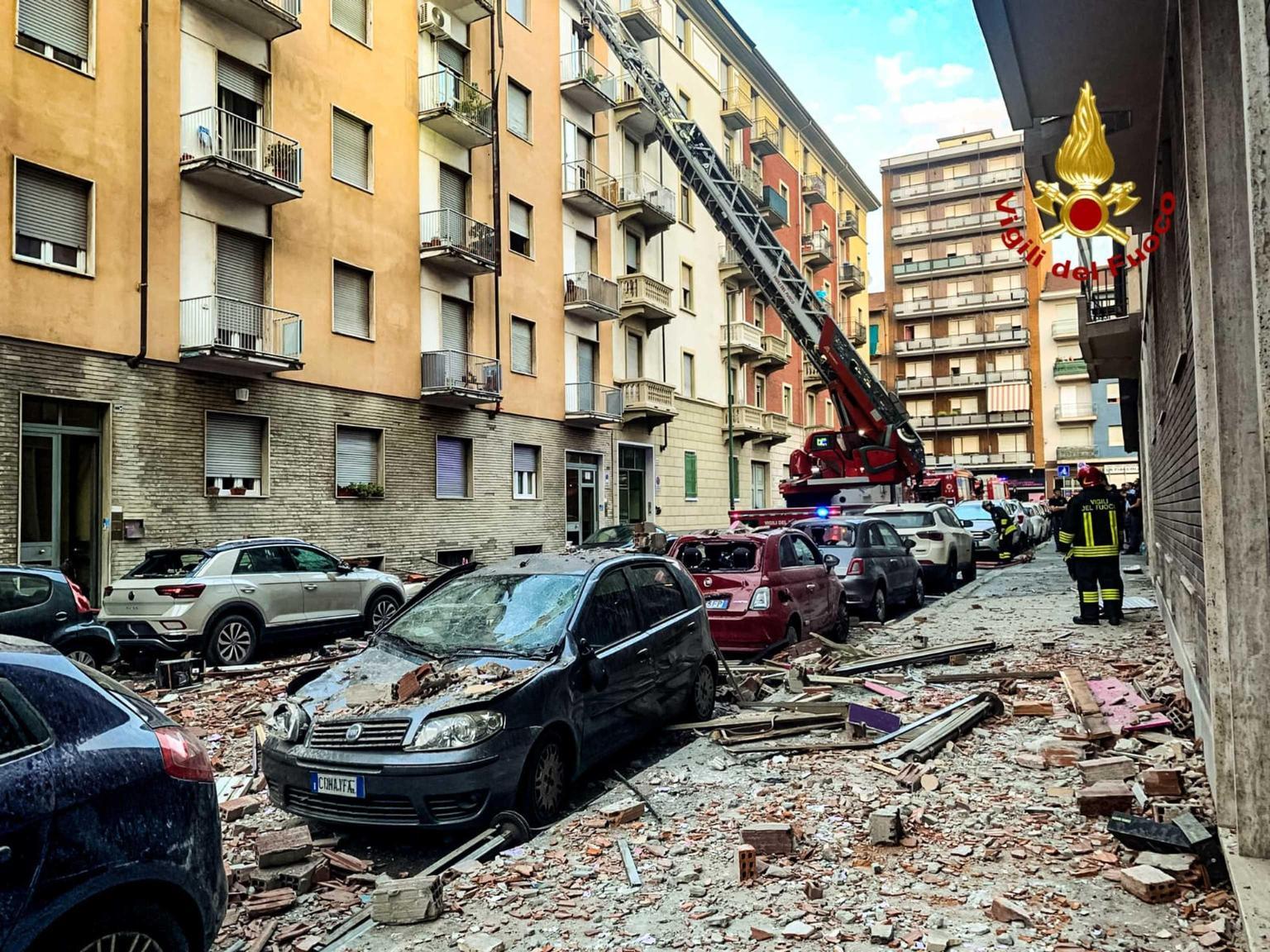 esplosione in un appartamento a torino cinque feriti