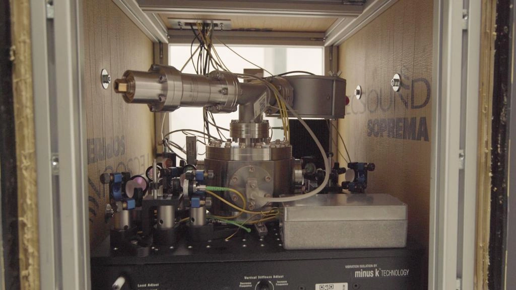 Un segnale laser permette di misurare i microscopici allungamenti delle fibre causati dalle vibrazioni sismiche