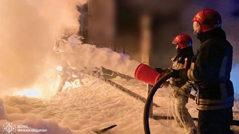 Operazioni di spegnimento del fuoco in una centrale elettrica a Ivano-Frankivsk (X)