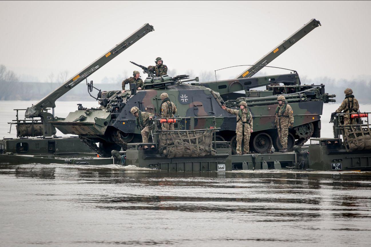 Difesa, Berlino vuole anticipare i tempi: 11mila militari in più entro fine anno Difesa, Berlino vuole anticipare i tempi: 11mila militari in più entro fine anno