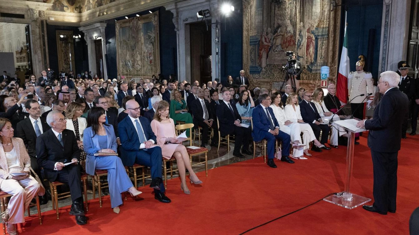 Saluti e battute tra invitati. La premier in abito bianco punge Cottarelli. Schlein e Salvini assenti per campagna elettorale. Imbarazzo tra Conte e Di Maio.
