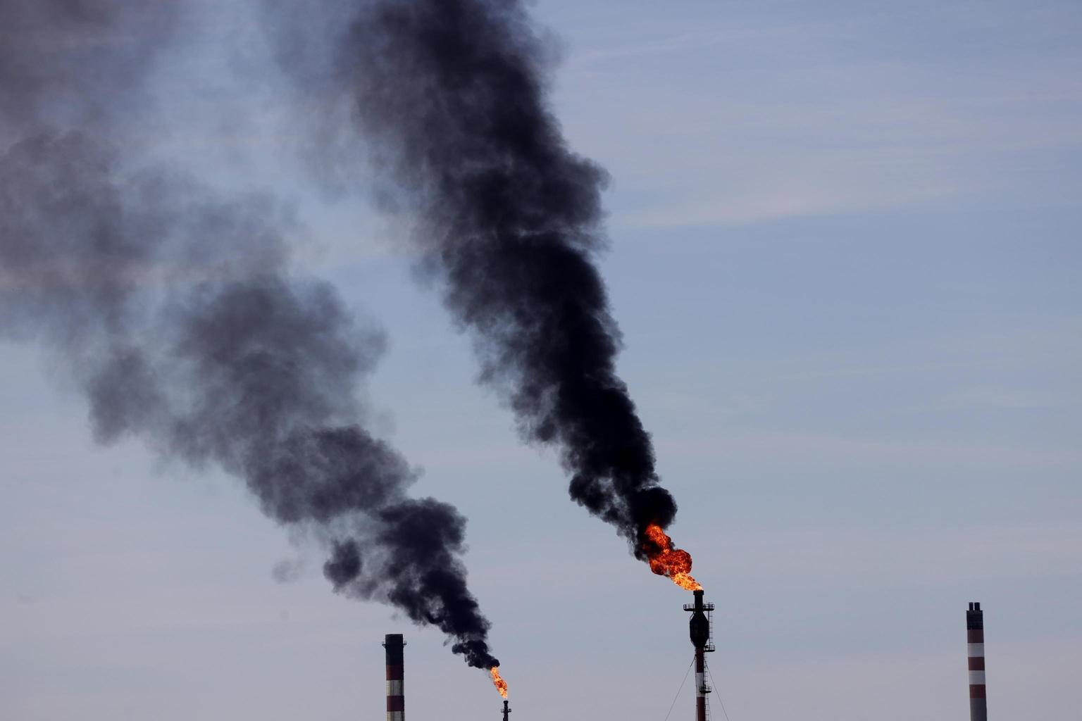 Il petrolio chiude in rialzo a New York a 64,44 dollari Il petrolio chiude in rialzo a New York a 64,44 dollari