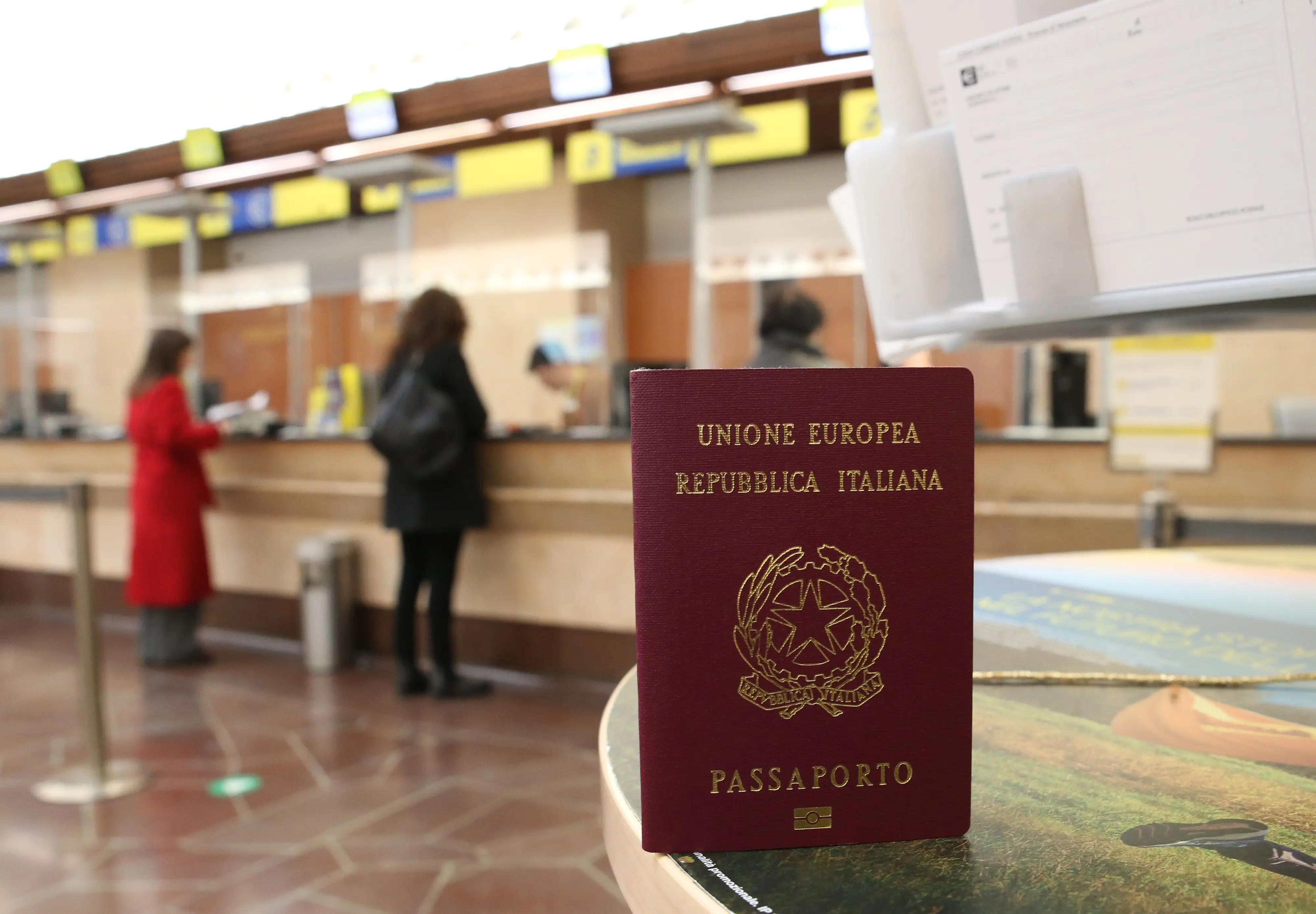 Passaporti, cosa cambia (poco). Novità per la carta d’identità