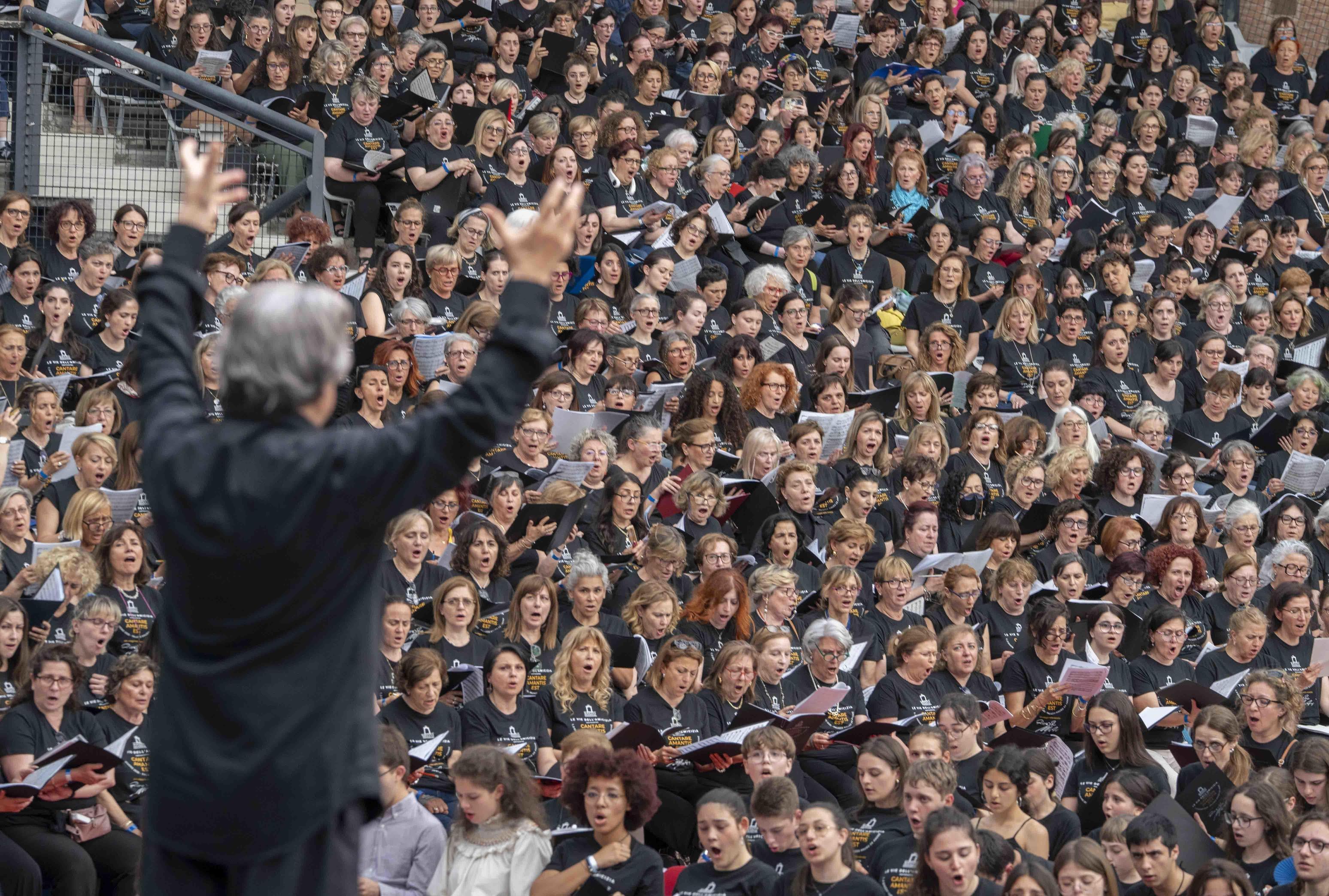 Tutta l’Italia canta in coro con Muti: "Io e tremila voci: esperienza unica" Tutta l’Italia canta in coro con Muti: "Io e tremila voci: esperienza unica"