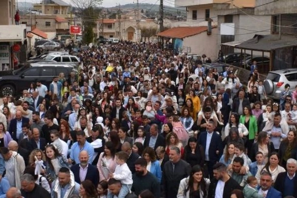Gli abitanti di Rmeish si riuniscono davanti alla chiesa per impedire ai miliziani di Hezbollah di vendicarsi sui giovani