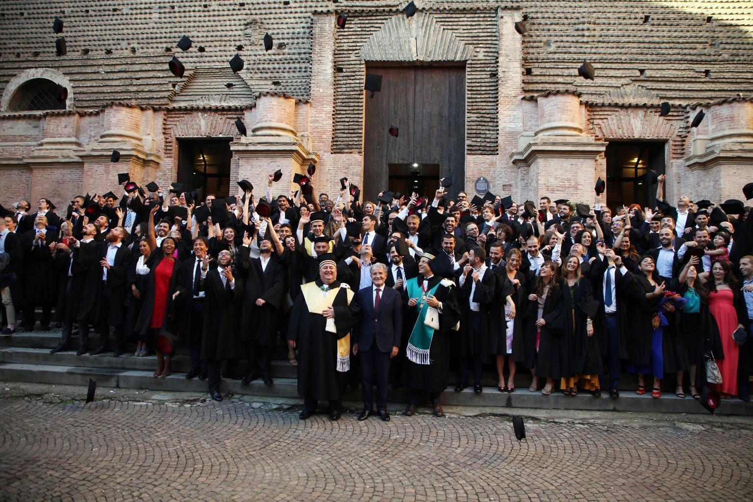 cresce il tasso di occupazione dei laureati italiani record del decennio secondo almalaurea 2025