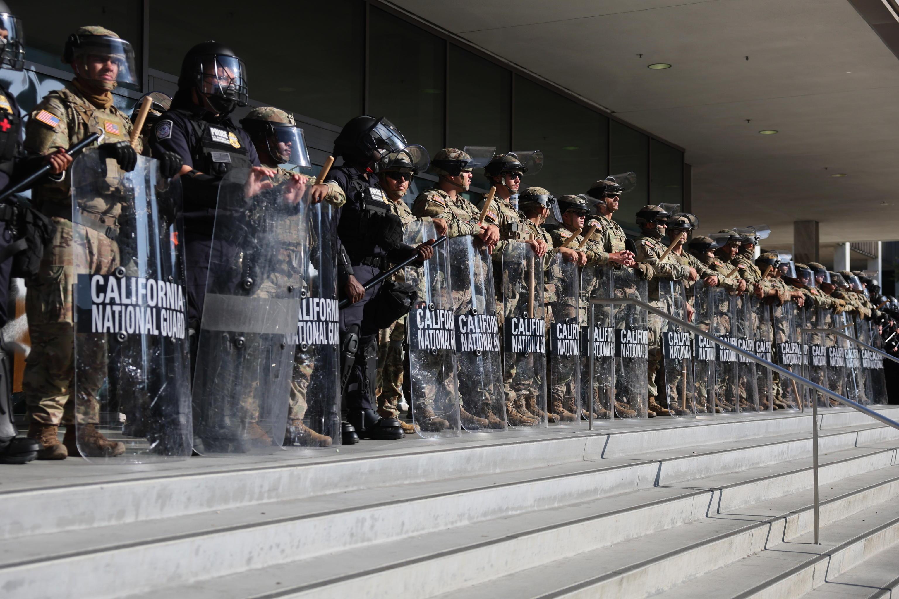 proteste negli usa l8217ira di trump arresti di massa a los angeles il texas dispiega la guardia nazionale