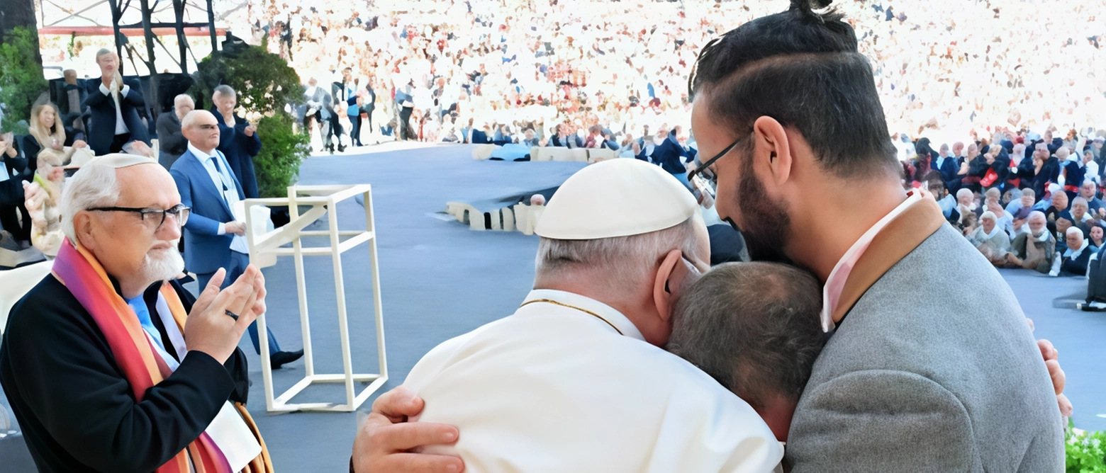 Due imprenditori israeliano e palestinese, vittime della guerra, si abbracciano davanti a Papa Francesco all'Arena di Verona, simbolo di pace in un evento pacifista con denunce contro la violenza e l'individualismo.