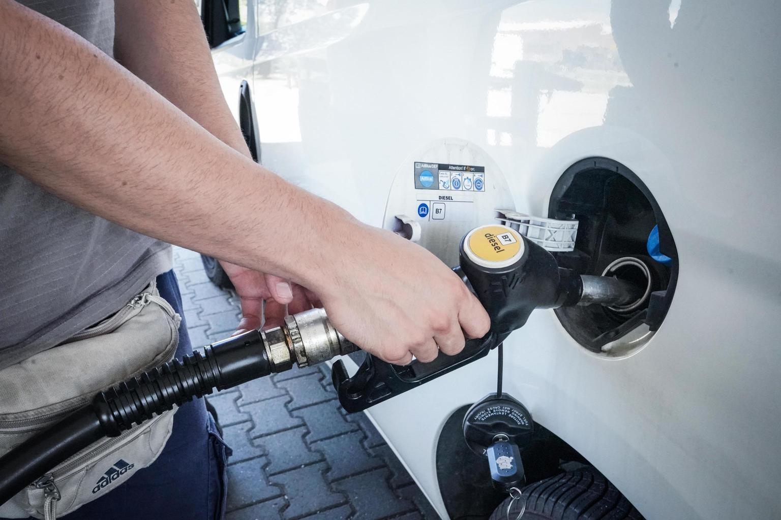 petrolio a picco calano le quotazioni dei carburanti