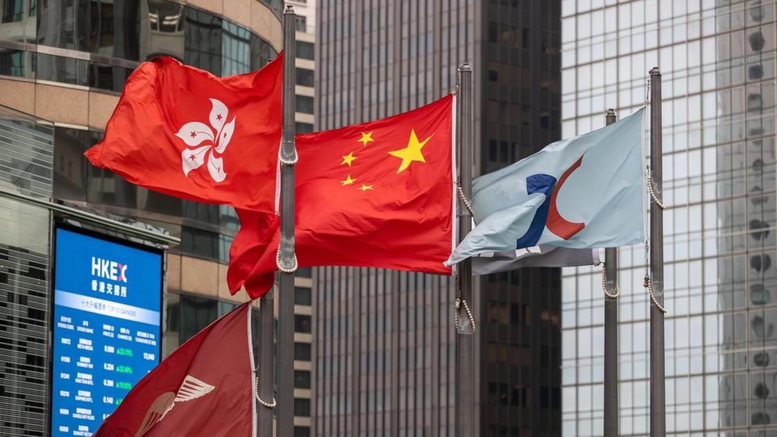 Borsa: Hong Kong apre a -0,31%, attesi dazi Usa su e-car Cina