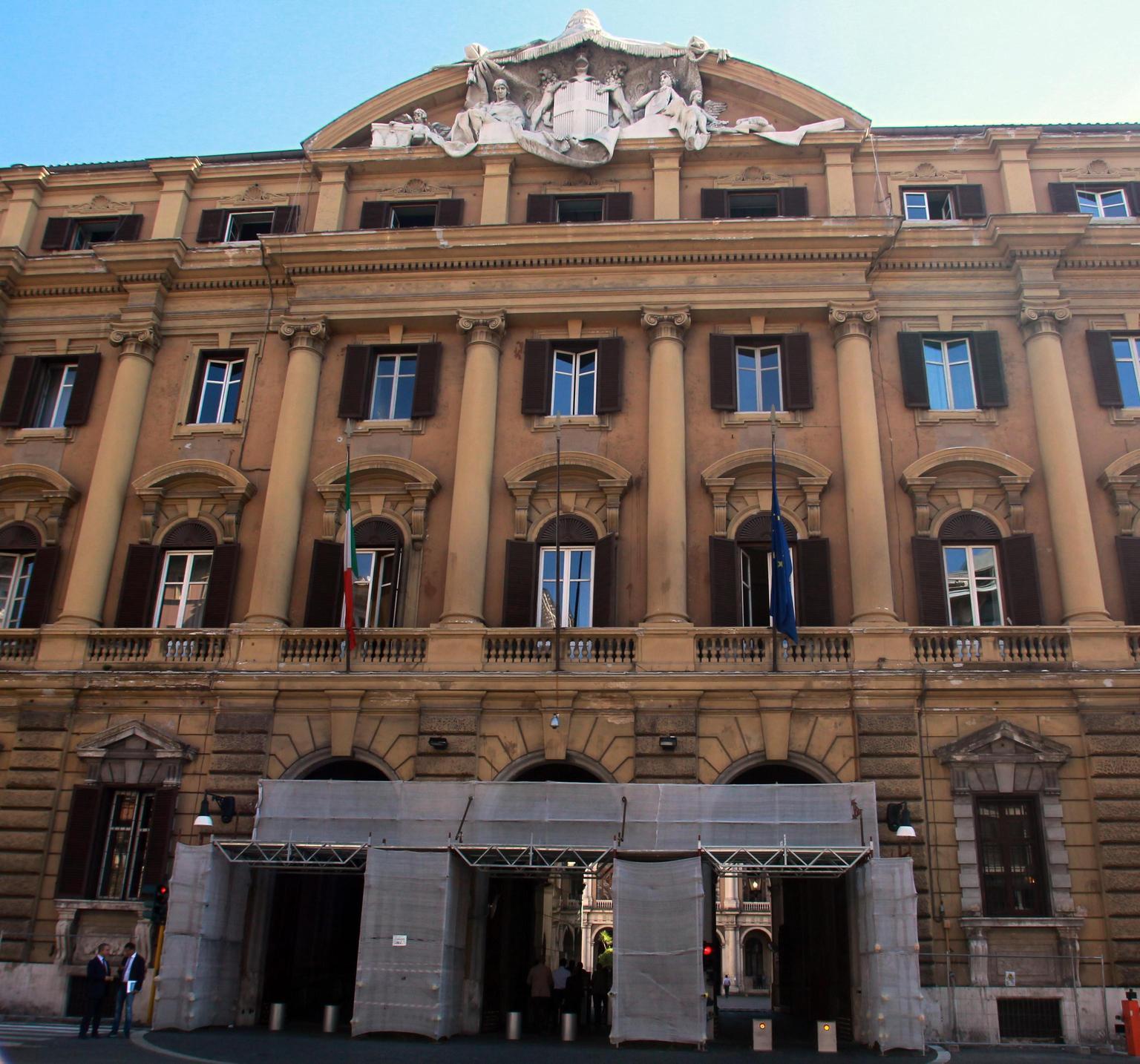 lo spread tra btp e bund si stringe a 94 e poi balza 100 punti