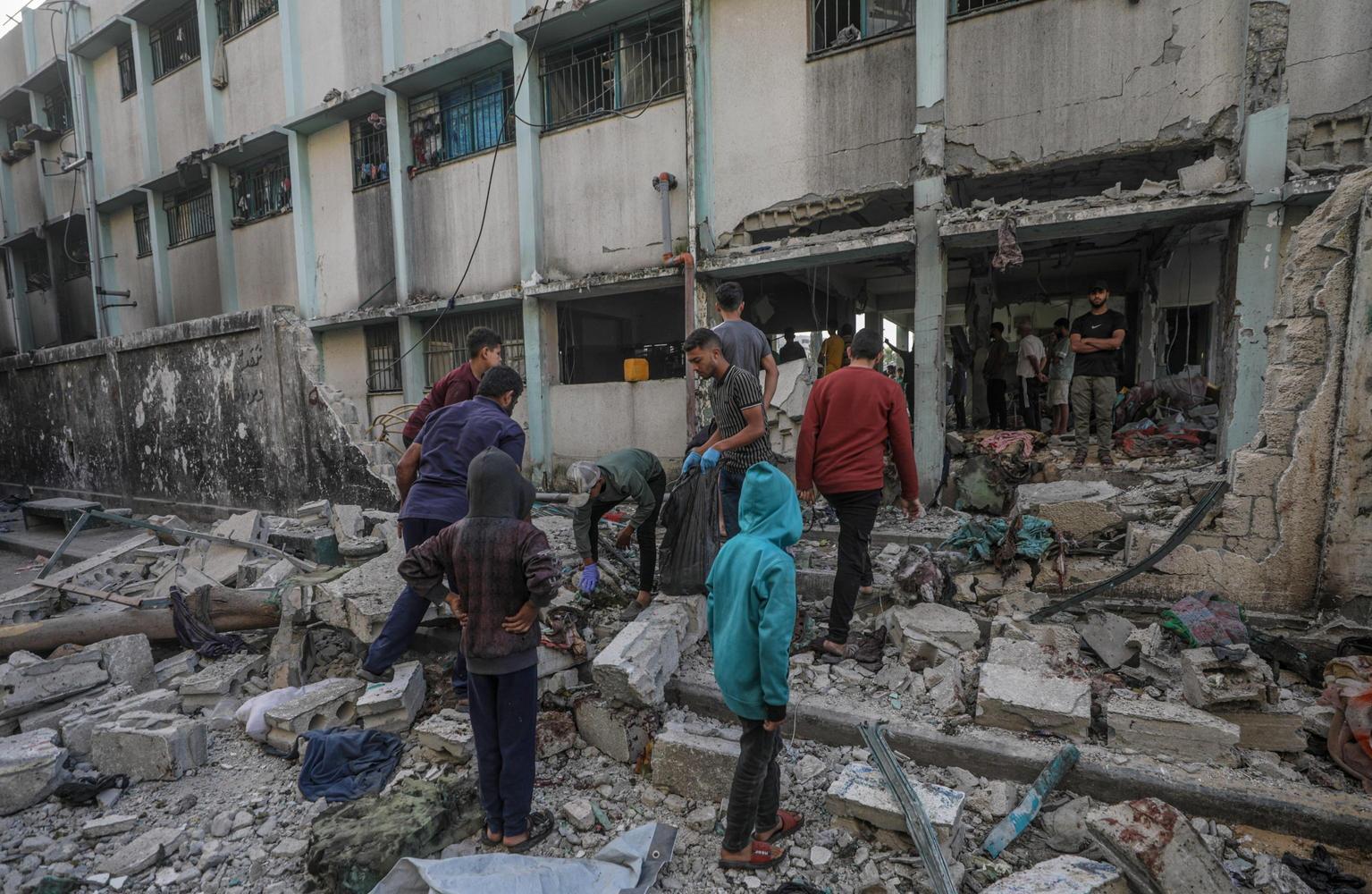 attacchi israeliani nella striscia di gaza 10 vittime secondo la protezione civile