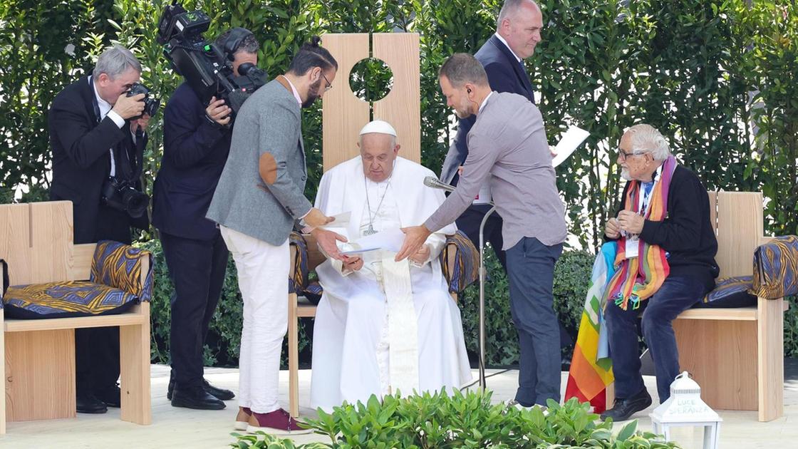 Parenti vittime Israele Palestina abbracciano il Papa