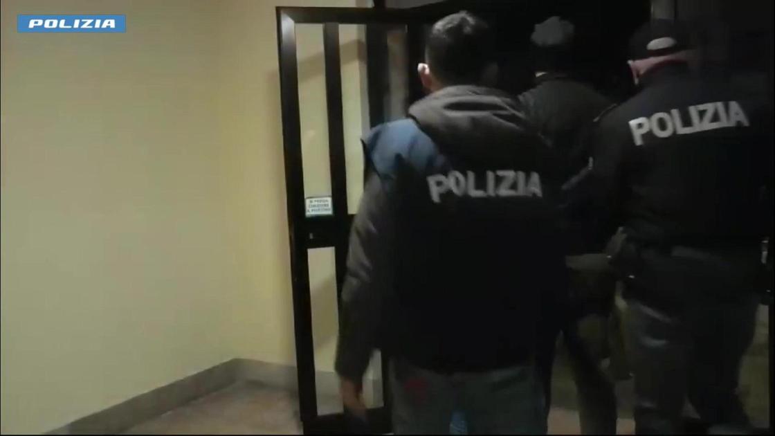 Droga e cellulari in carcere, 30 arresti a Napoli