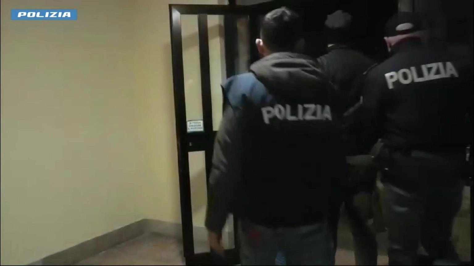 Droga e cellulari in carcere, 30 arresti a Napoli