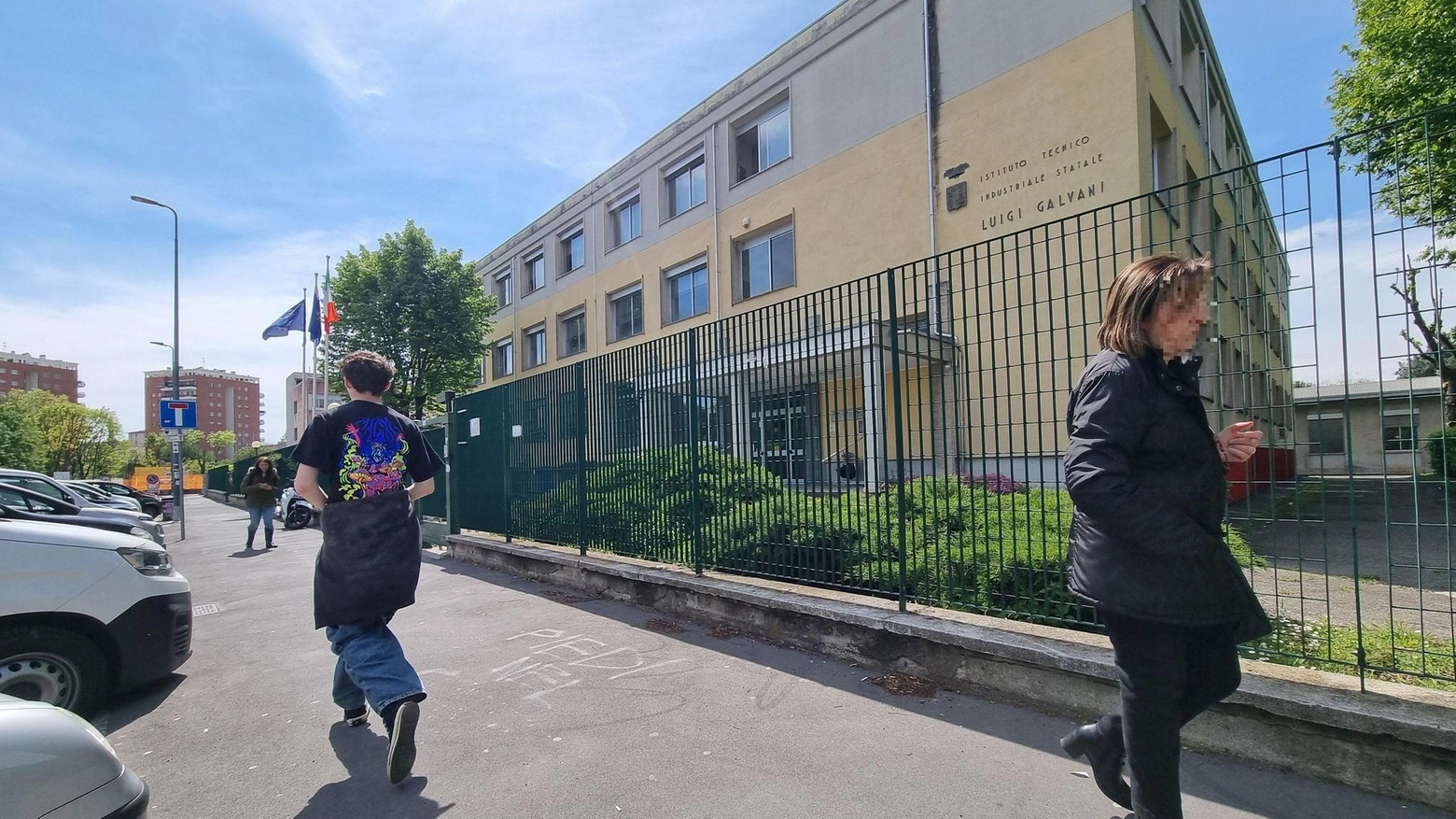 A Milano, uno studente di 15 anni è stato arrestato per aver portato un coltello a scuola e aver avuto una colluttazione con due insegnanti. Uno dei docenti è stato ferito e trasportato in ospedale.