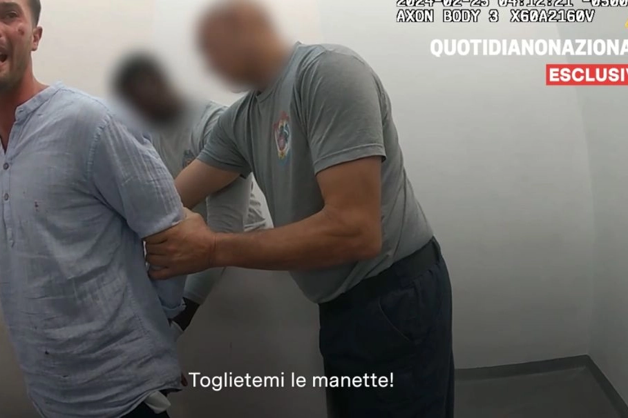 Matteo Falcinelli nella stazione di polizia di Miami, chiede disperatamente che gli vengano tolte le manette