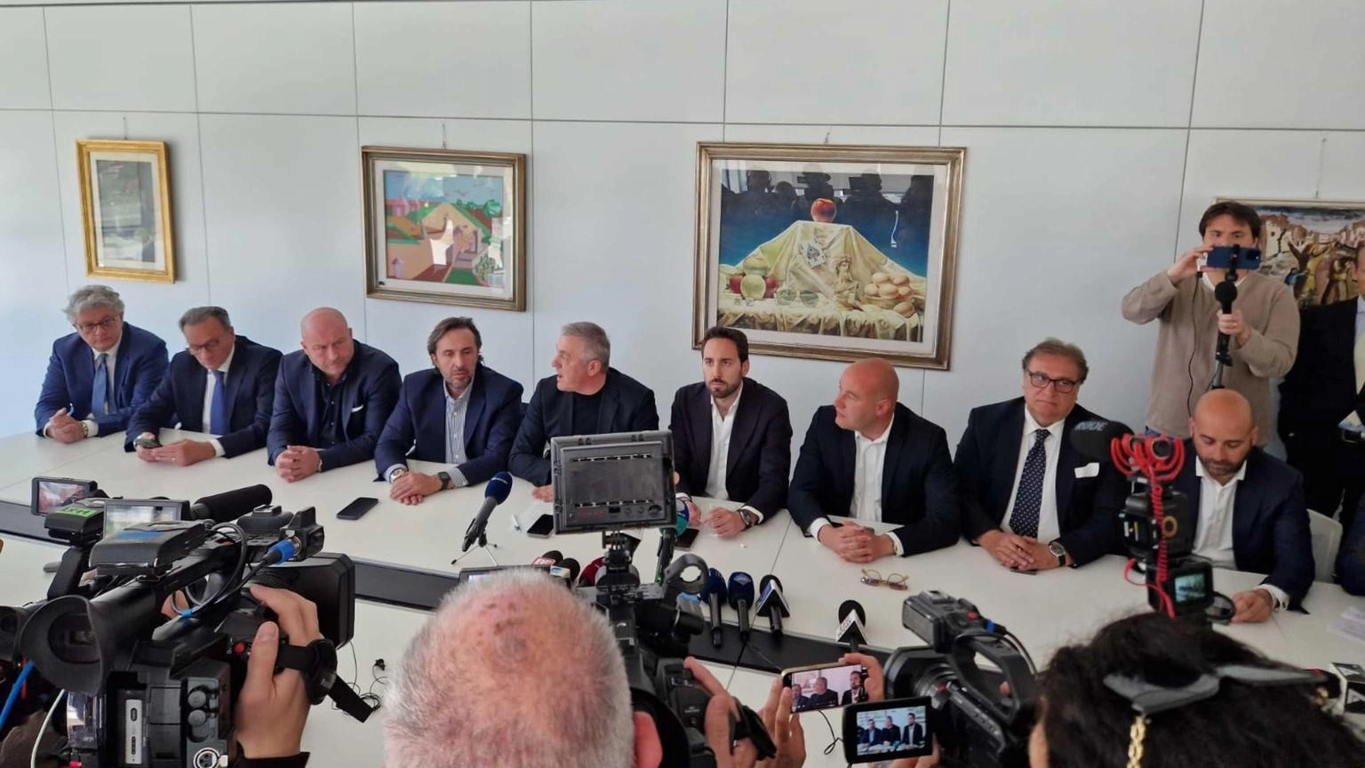 Fratelli d'Italia, Forza Italia, Lega e La Puglia domani contro il presidente della Regione dove il centrosinistra è stato coinvolto in diverse inchieste