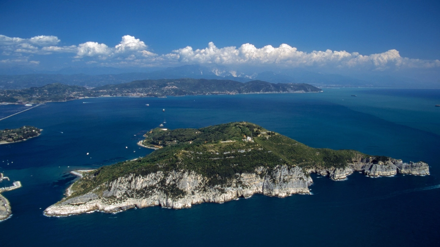 Toti disse: "Vogliamo trasformare la Palmaria nella Capri della Liguria". Ma gli ambientalisti si opposero alla cementificazione, rivolgendosi ai magistrati. Così il pm di La Spezia scoprì la maxi rete di affari e inviò gli atti a Genova