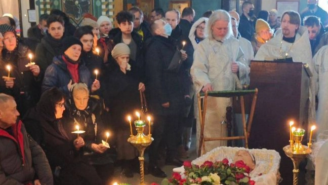 Una foto immortala l'interno della chiesa. In un video la lunga fila di cittadini arrivati per dare l’ultimo saluto all’oppositore russo