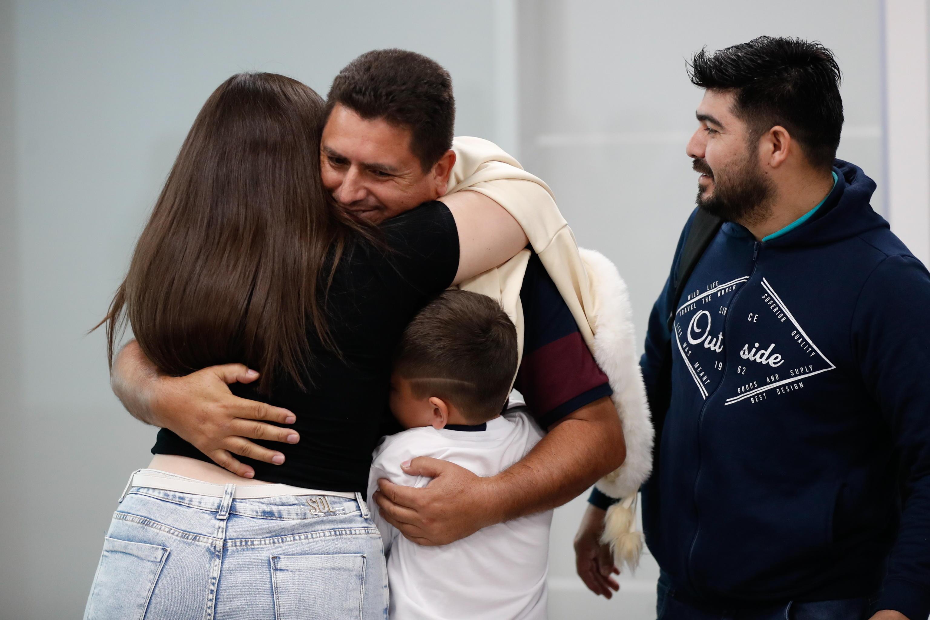 Italiani in fuga dalla guerra: 450 connazionali in Iran. Aeroporti chiusi, famiglie separate Italiani in fuga dalla guerra: 450 connazionali in Iran. Aeroporti chiusi, famiglie separate