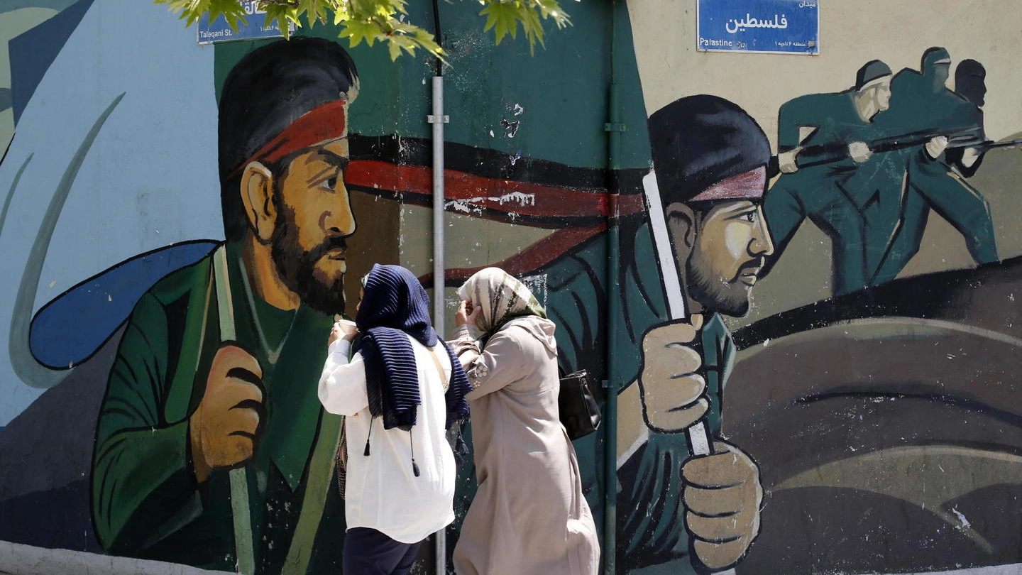 Il corpo delle Guardie rivoluzionarie, cioè l’esercito iraniano, raffigurato in un murales a Teheran