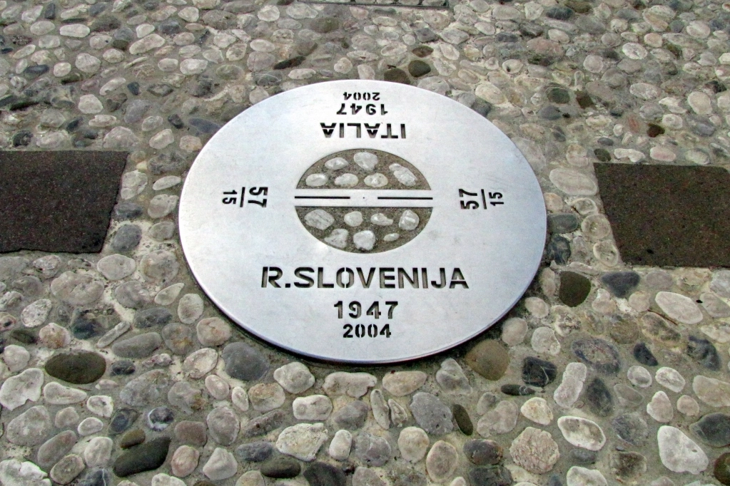 La targa in piazza al confine tra Gorizia e Nova Gorica