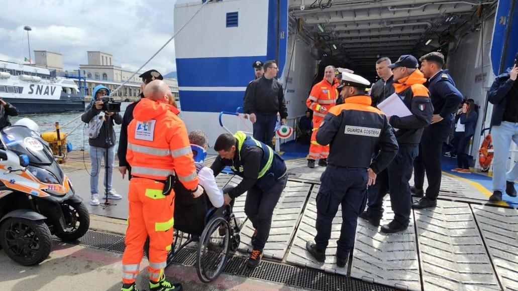 Il traghetto da Capri finisce contro il molo, feriti 43 passeggeri