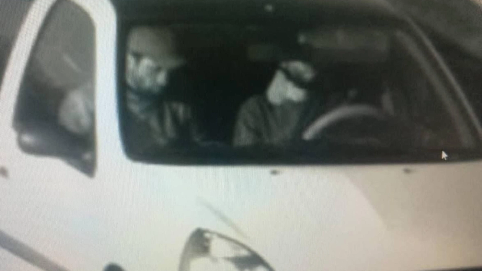 I terroristi fuggiti su una Renault bianca (Ansa)
