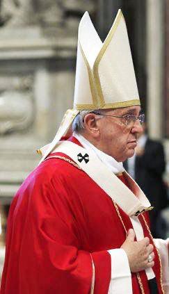 Il sarto dei Pontefici: "Così l’ho vestito per l’ultima volta" Il sarto dei Pontefici: "Così l’ho vestito per l’ultima volta"
