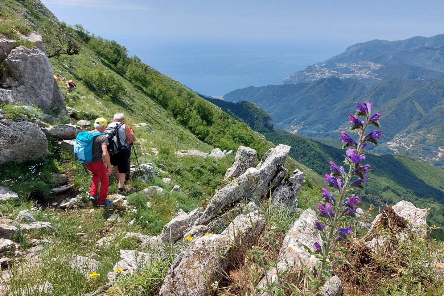 Trekking sui monti, un'attività che piace sempre più agli italiani e ai turisti
