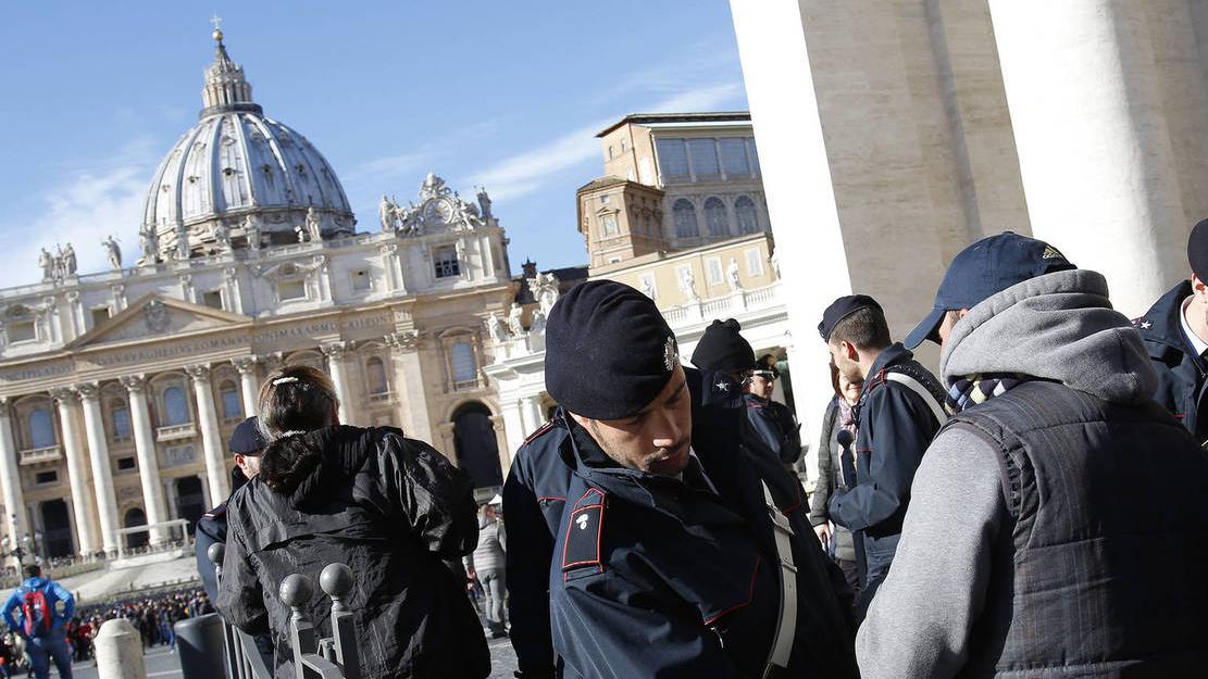 Piazza San Pietro, fermato un parroco armato di pistola e taglierino prima dell’Angelus del Papa: “Sono per difesa personale”