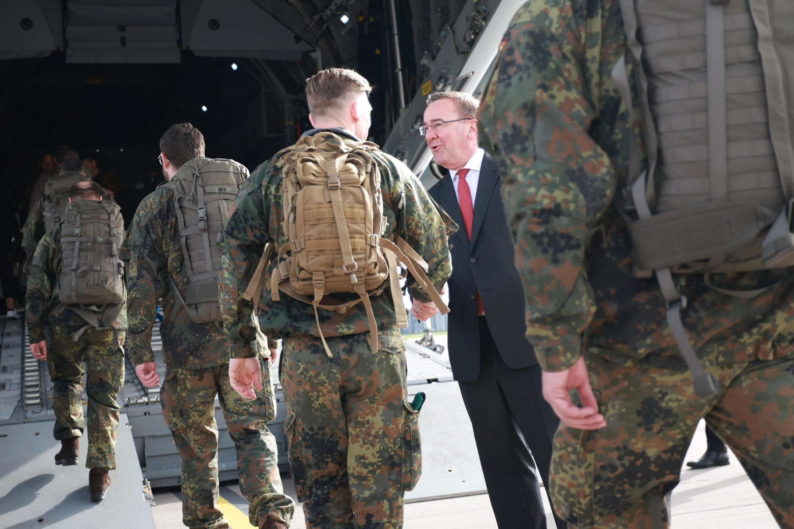 Il ministro della Difesa tedesco Boris Pistorius saluta i soldati della Bundeswehr in partenza per la Lituania